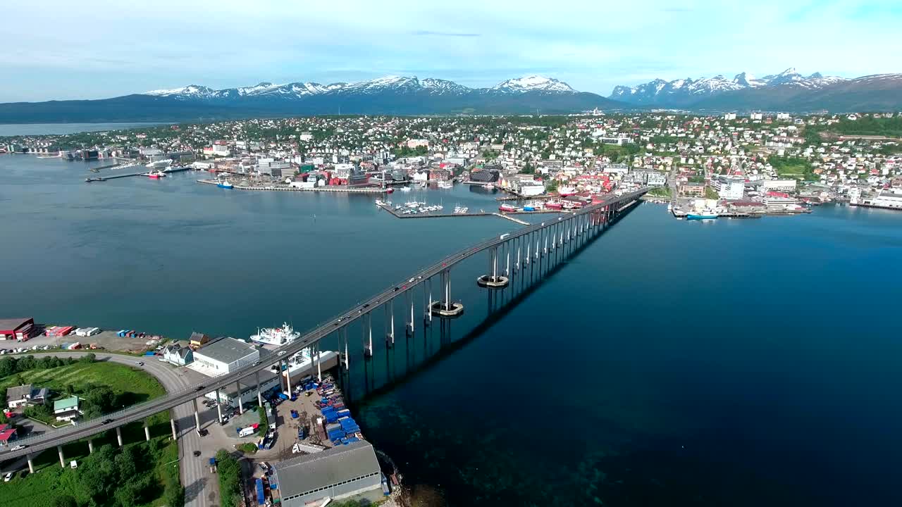 노르웨이 트롬소 시의 다리 항공 영상