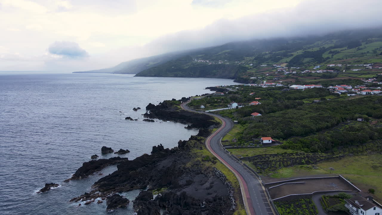 Incredibile vista aerea della costa dell'Isola di Pico, Azzorre