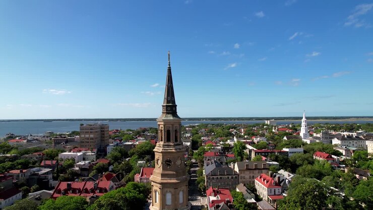 Charleston SC, Charleston Carolina del Sud. Lenta ripresa aerea in allontanamento dalla Chiesa di St Philips