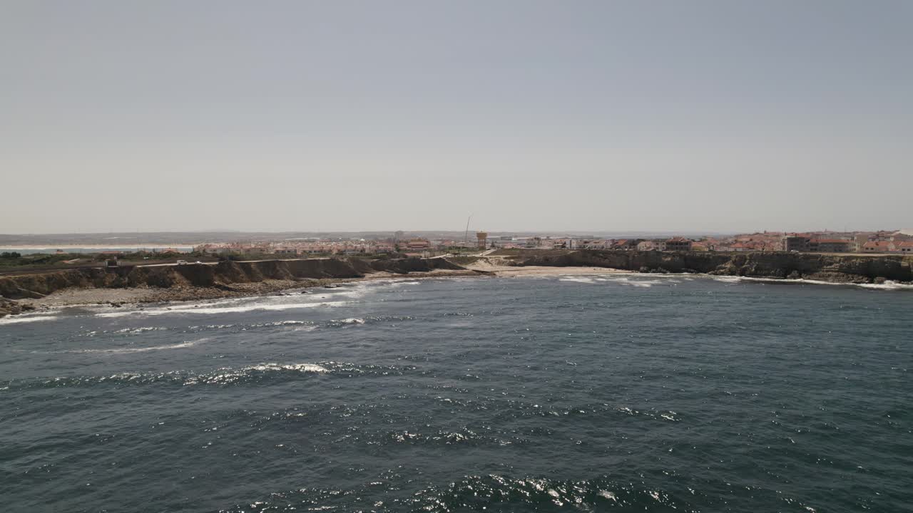 dolly right vista aérea vista de la playa de la costa de peniche desde el océano, portugal