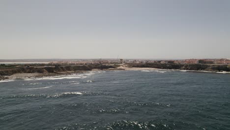 Dolly-Right-Vista-Aérea-Vista-De-La-Playa-De-La-Costa-De-Peniche-Desde-El-Océano,-Portugal