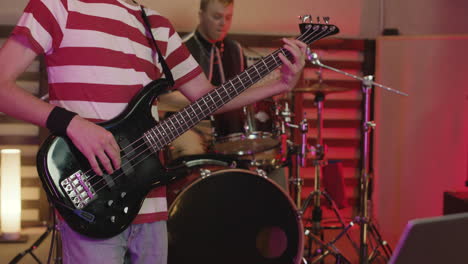 banda de música ensayando en estudio de grabación