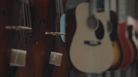 esta es una toma panorámica que el rack enfoca desde la guitarra delantera hasta las guitarras en la parte posterior de la pared