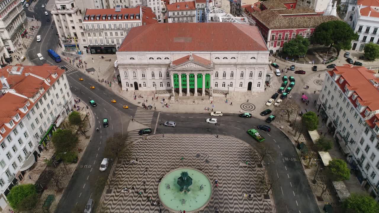 포르투갈 리스보아 시내에서 드론이 날아다니는 모습