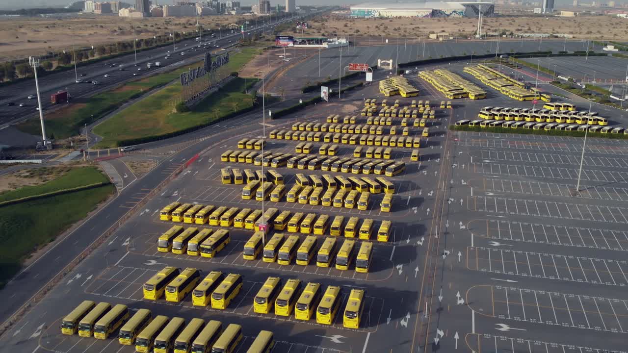 고장난 노란색 버스가 뒤에 남겨지고, 무인 항공기 보기