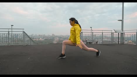 mujer estirándose al aire libre