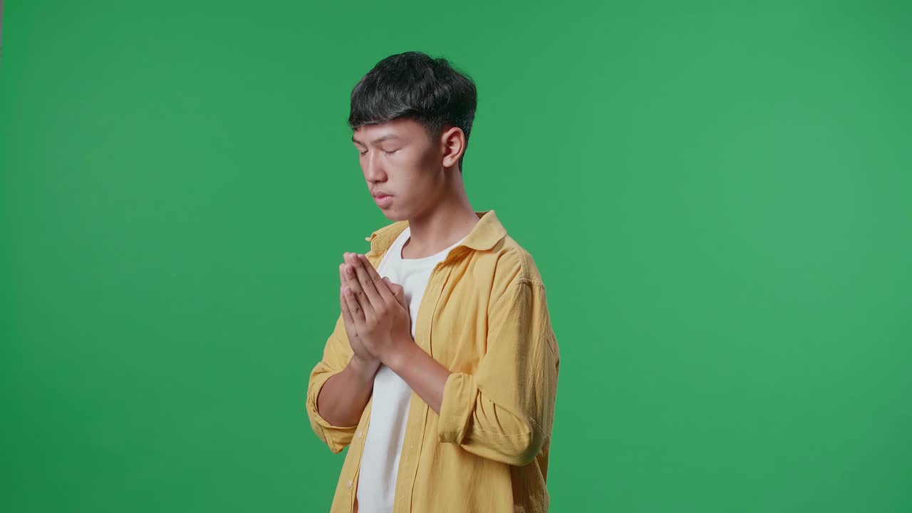 초록색 화면 앞에 다른 포즈의 십대