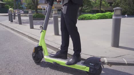 Joven-Hombre-De-Negocios-Con-Traje-En-Un-Scooter-Eléctrico.