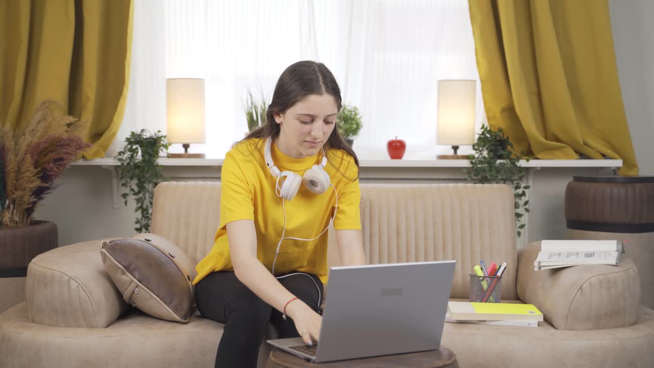 손목에 통증이 있는 여자 학생.