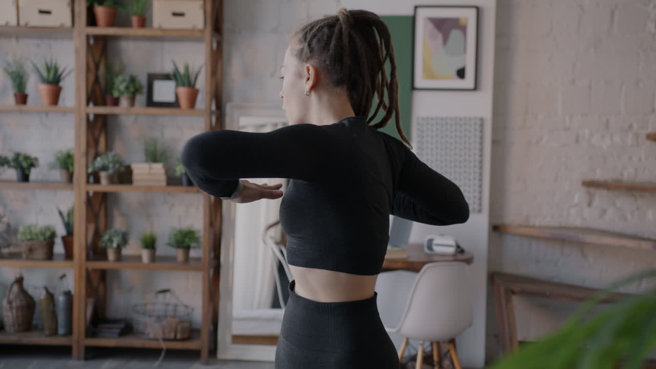 mujer haciendo una rutina de entrenamiento en casa