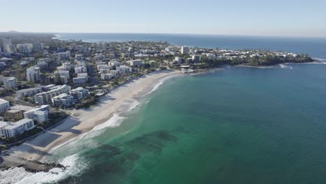 Suburbio-Costero-De-Kings-Beach-En-Caloundra,-Región-De-La-Costa-Del-Sol,-Queensland,-Australia---Toma-Aérea-De-Drones