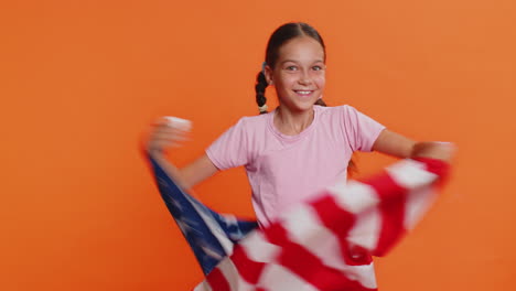 Niña-Ondeando-La-Bandera-Estadounidense,-Celebrando-Los-Derechos-Humanos-Y-Las-Libertades,-Elección-Presidencial