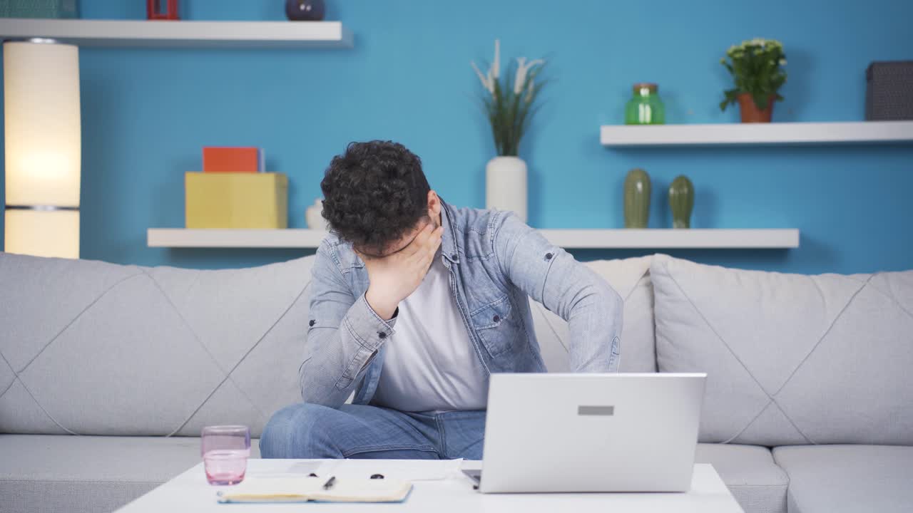hombre con problemas psicológicos solo en casa.