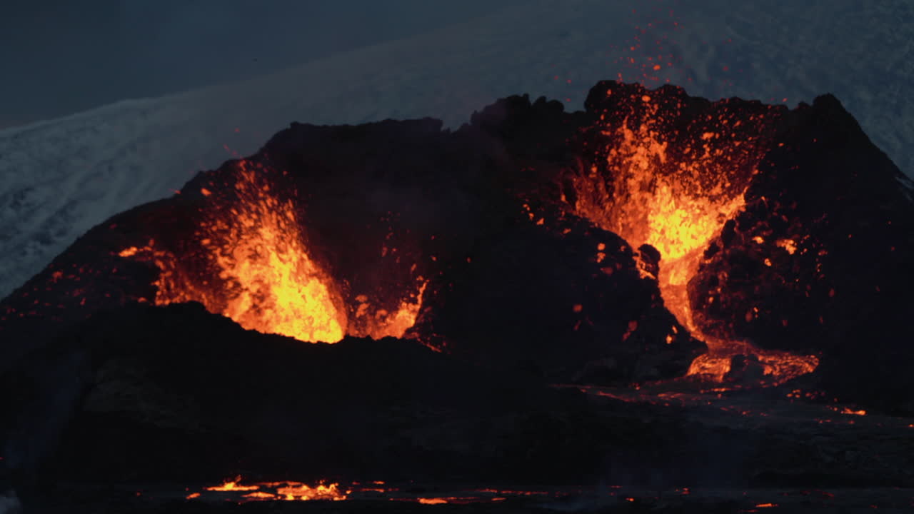 fagradalsfjall 근처의 겔딩가달리르 분출 - 아이슬란드의 밤에 붉은 뜨거운 용암을 방출하고 겔딩가달리르 계곡을 흐르는 두 개의 화산 분화구