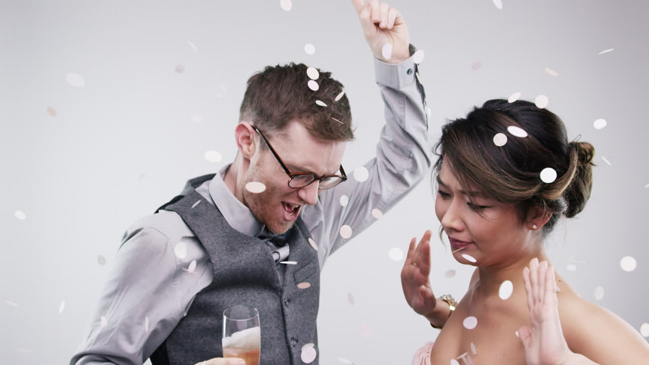 um casal a celebrar com confeti e champanhe.