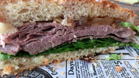 Roastbeef-Sandwich-Mit-Hausgemachtem-Bauernbrot,-Gefüllt-Mit-Karamellisierten-Zwiebeln,-Spinat-Und-Einer-Honig-Senf-Sauce,-Köstliches-Mittagsessen