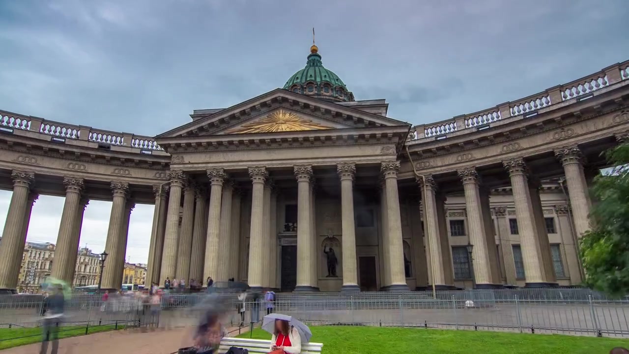 Catedral de Kazán o Kazanskiy Kafedralniy Sobor timelapse hyperlapse en San Petersburgo con cielo nublado