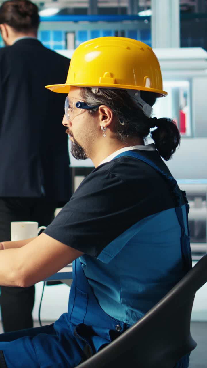 Vertical Video Solar Panels Plant Engineer Using Pc To Learn How To Harness Sun Power