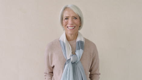 Porträt-Einer-Fröhlichen-älteren-Frau,-Die-Lächelt-Und-Einen-Schal-Trägt