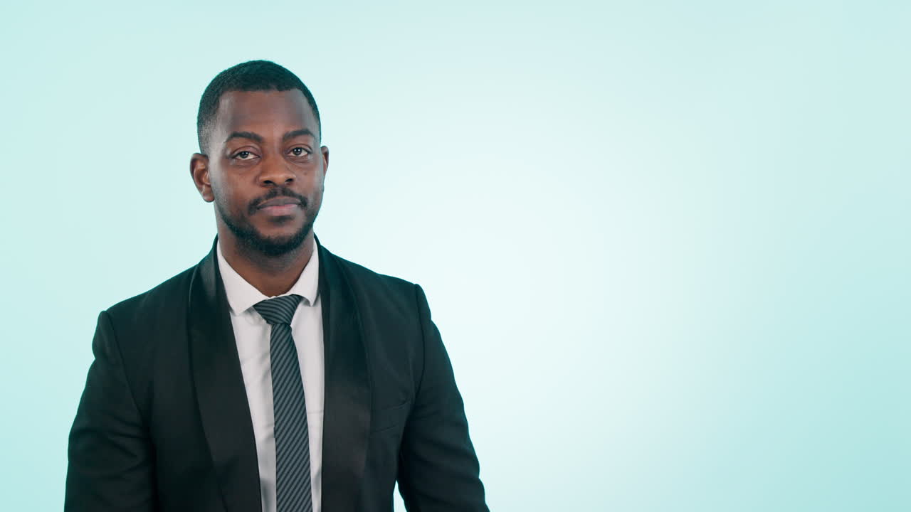 hombre de negocios, señalando y palma en el estudio