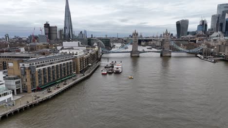 Tower-Bridge-Londres-Reino-Unido-Drone,-Vista-Aérea-Sobre-El-Río-Támesis