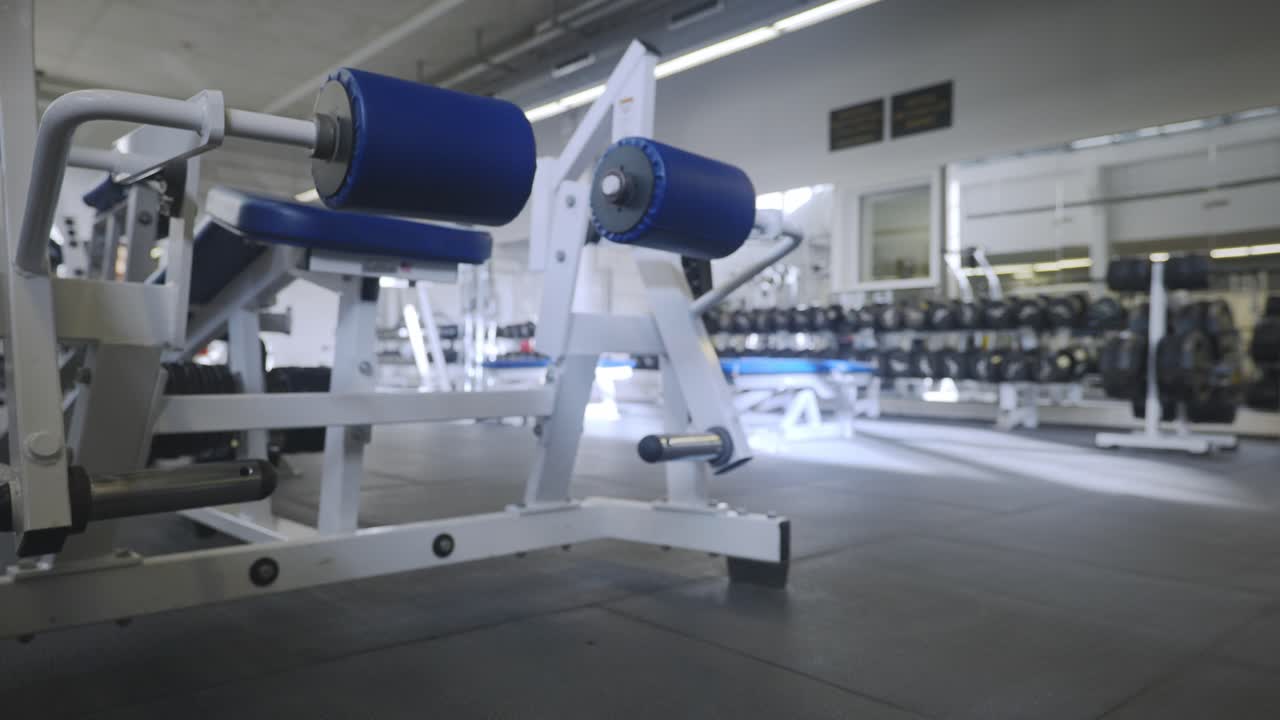 levantamiento de pesas en equipos deportivos de prensa de piernas en 4k