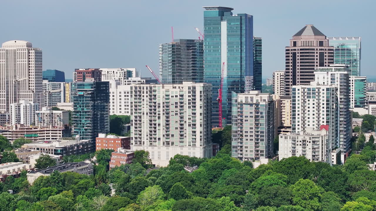 도시 의 다층 건물 들 의 줄 을 공중 에서 미끄러뜨리는 모습