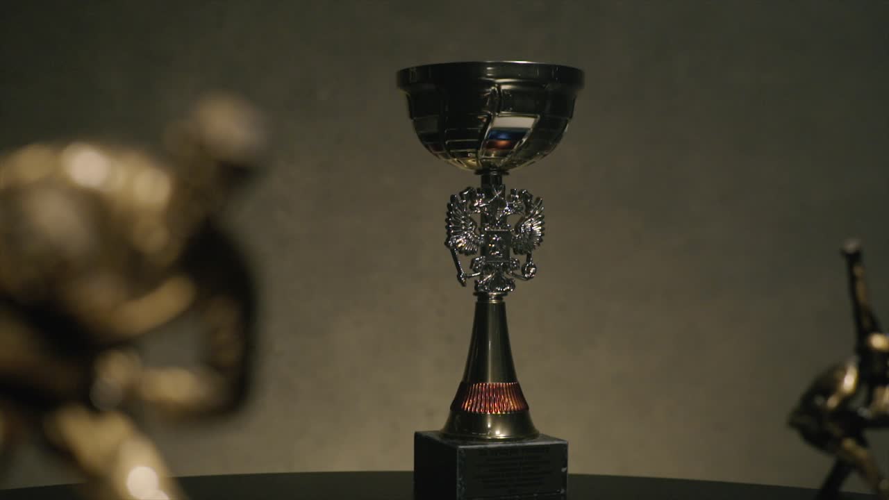 레슬링 트로피와 동상