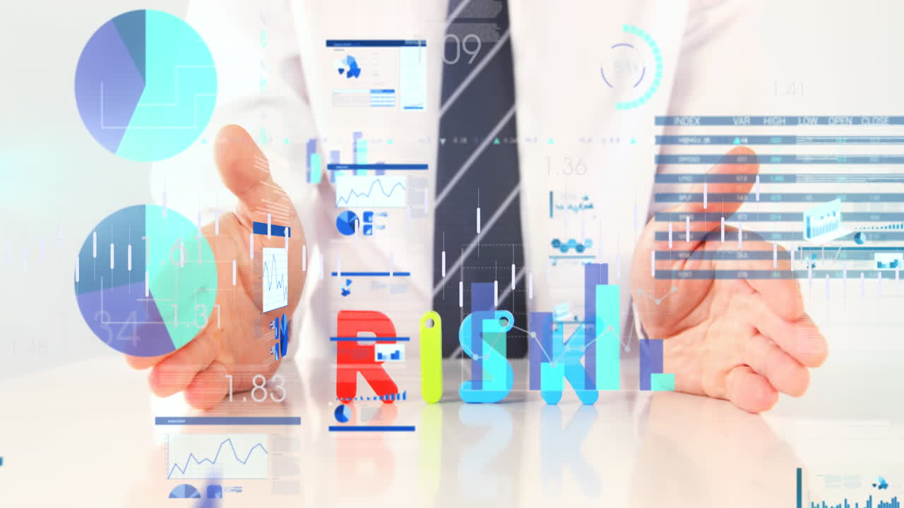 animación del procesamiento de datos financieros sobre empresario caucásico con texto de riesgo.