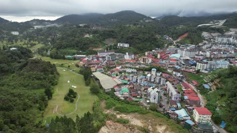 vista general del paisaje del distrito de brinchang dentro del área de cameron highlands de malasia