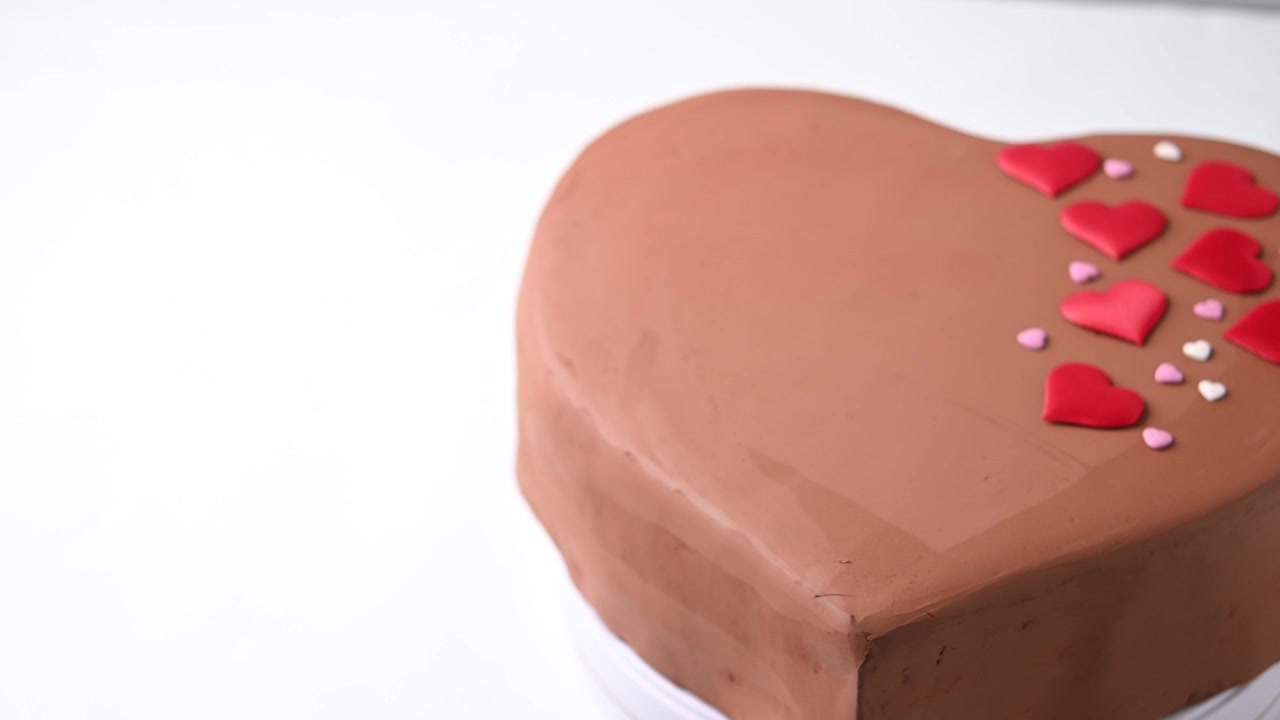 Torta romantica in rotazione, simbolo d'amore per San Valentino o la Festa della Mamma.