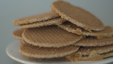 Haufen-Auf-Stroopwafels,-Die-Auf-Einem-Weißen-Teller-Liegen---Dolly-Rein