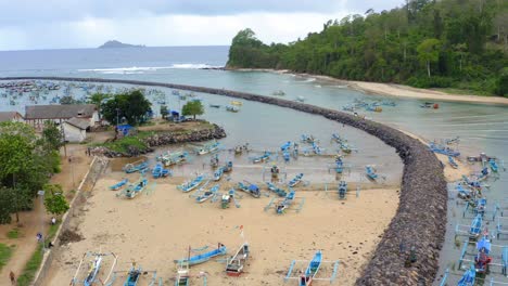 Vista-Aérea-De-Varios-Barcos-Pesqueros-Cadik-En-Una-Bahía,-Banyuwangi,-Java-Oriental,-Indonesia