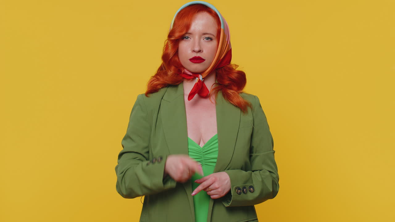 불만족한 소녀는 짜증과 불만으로 손을 흔들고, 실패에 대해 비난하고, 왜 그런지 묻습니다.