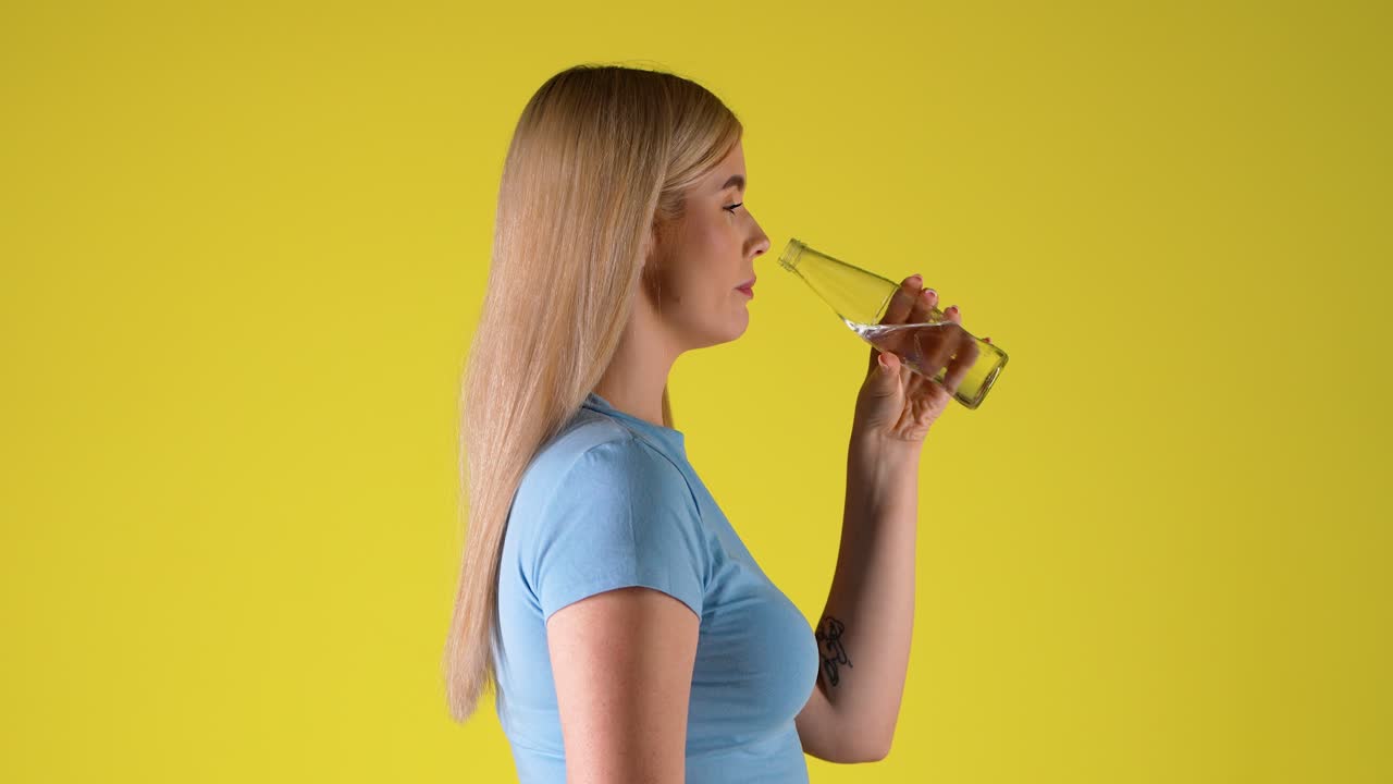 mujer bebiendo agua de una botella