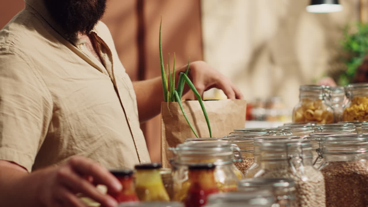 바이오 가게에서 종이 봉투를 사용하는 고객