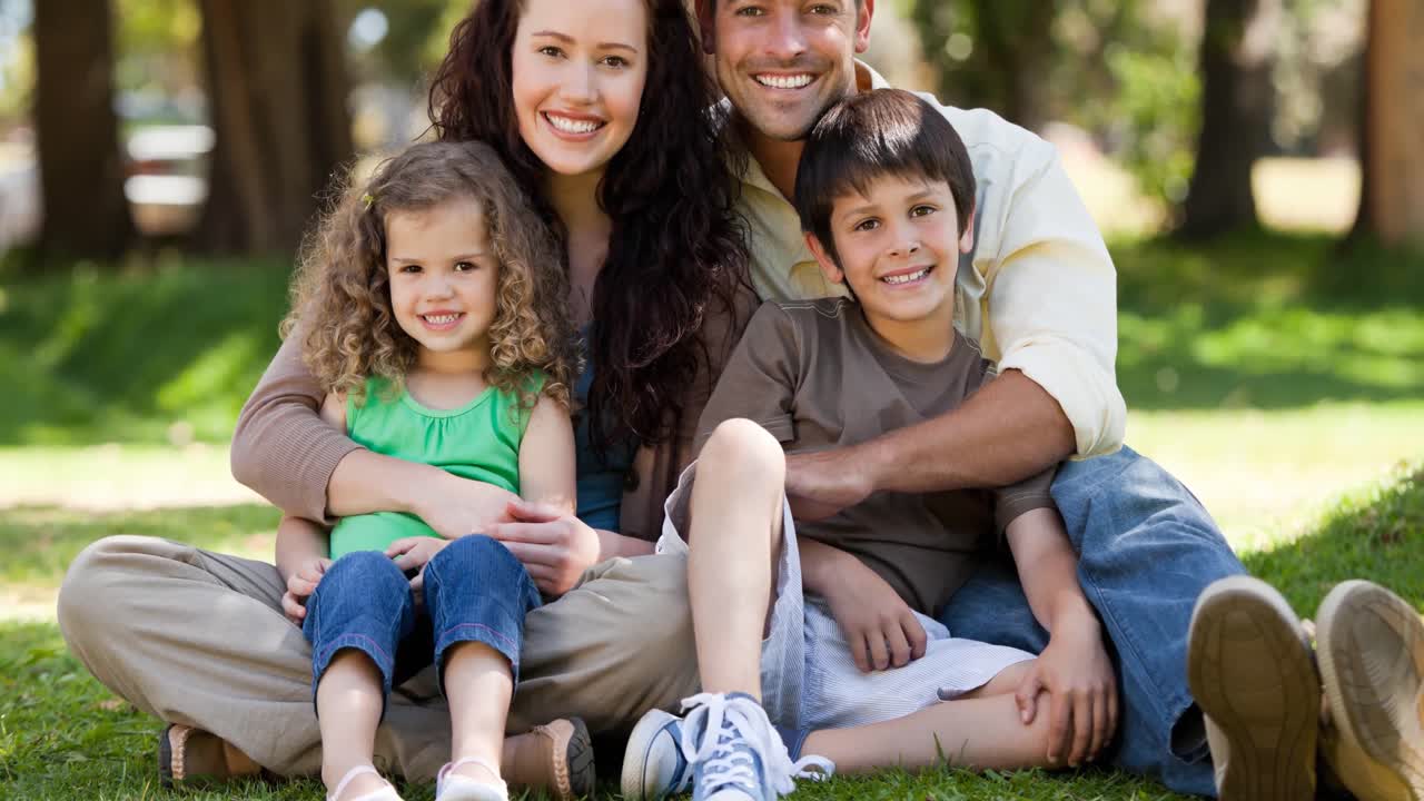 Animação de família feliz sorrindo juntos ao ar livre
