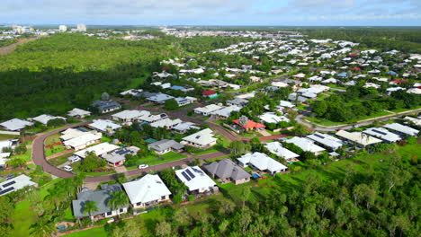 Drone-Aéreo-De-La-Esquina-Del-Suburbio-Rodeado-De-Un-Denso-Y-Delicioso-Bosque-Tropical-En-Un-Día-Soleado-Con-Sombra-De-Nubes-En-Los-árboles-En-Australia