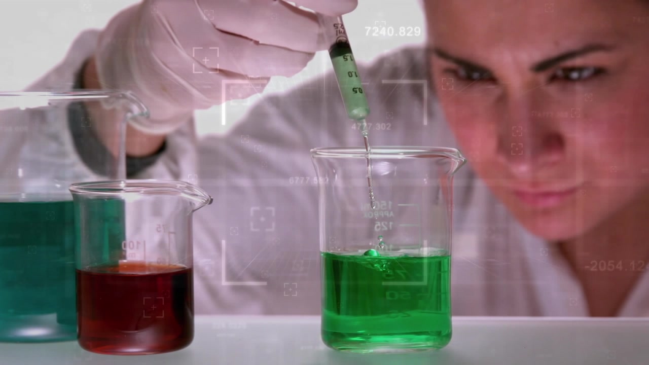 Cientista Usando Seringa para Adicionar Líquido a um Becker em Laboratório
