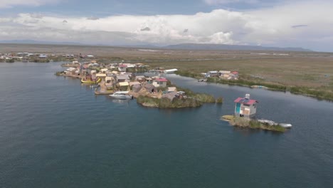 Rotating-aerial:-Unique-floating-reed-homes,-tourism-on-Lake-Titicaca