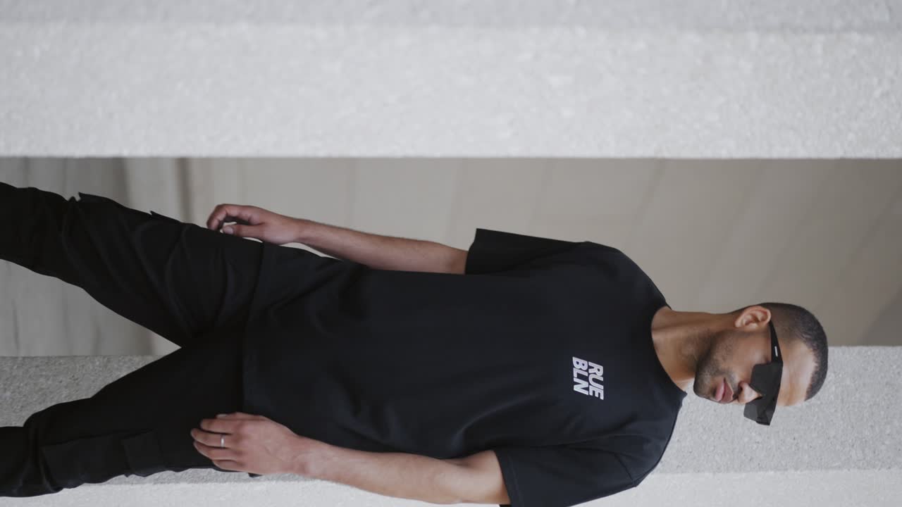 vertical: modelado masculino de moda nueva marca de ropa, alta moda, primer plano