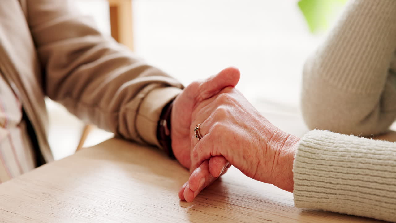 손을 잡고 있는 노인 부부