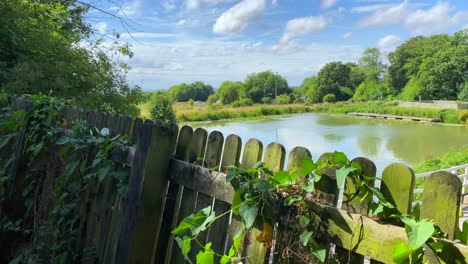 Hermoso-Día-De-Verano-En-El-Canal-Kennet-Y-Avon-En-Devizes,-Inglaterra,-Clima-Soleado-Con-Campos-Verdes-Y-Naturaleza,-Toma-De-4k