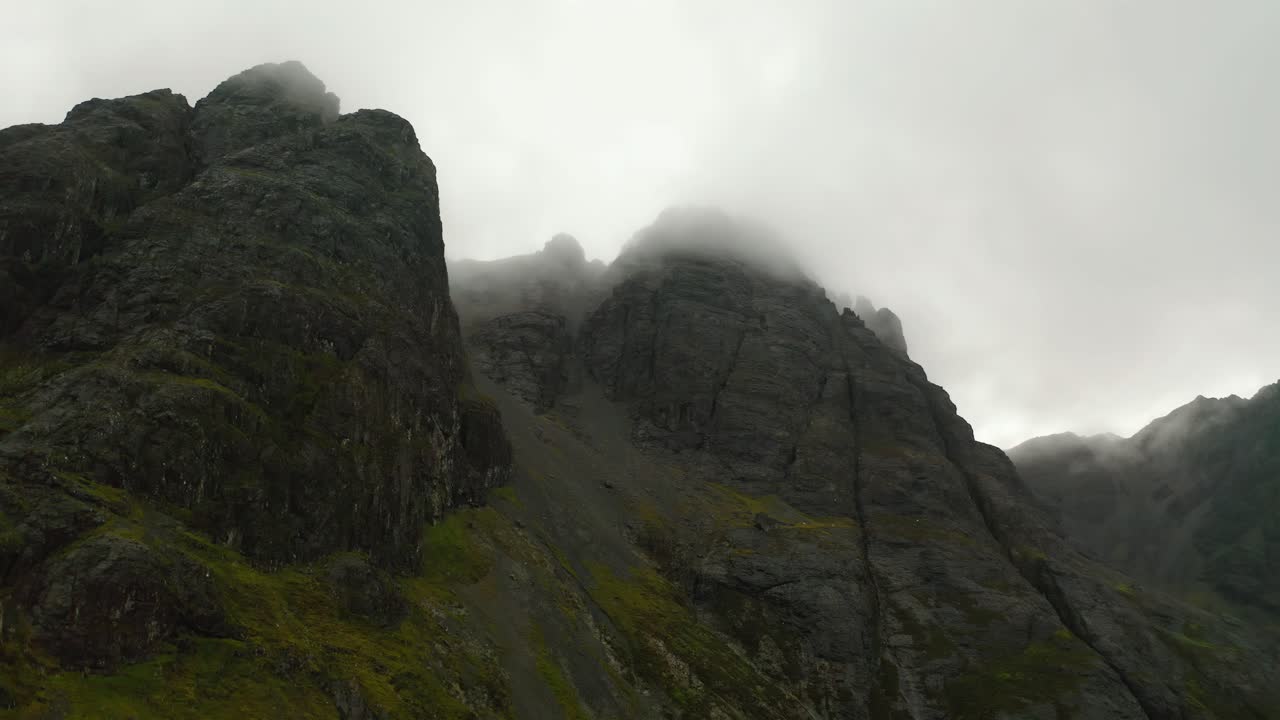 vista aérea de la ladera de la montaña misty bla bheinn en la isla de skye, escocia