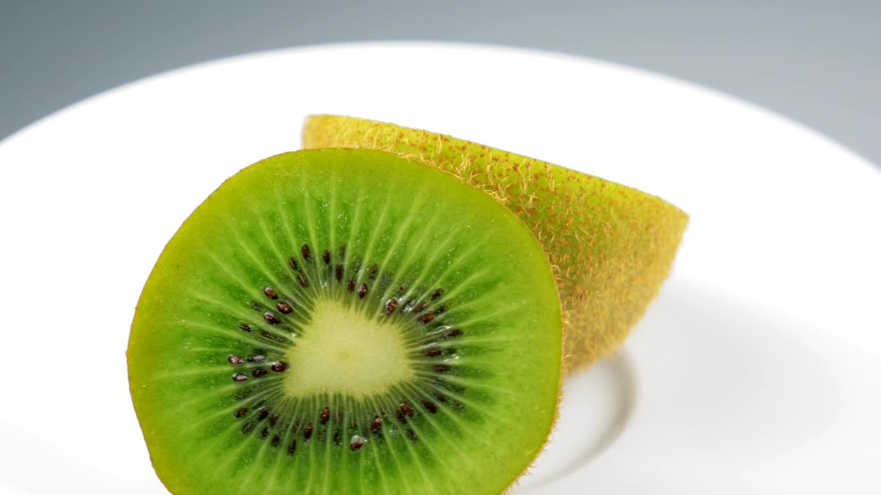 a fatia de kiwi fresca está a girar lentamente no estúdio com os pormenores.