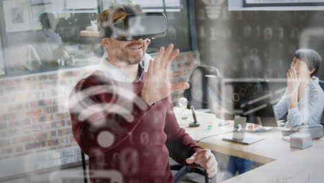 múltiples iconos digitales y codificación binaria contra un hombre de negocios caucásico que usa auriculares vr en la oficina