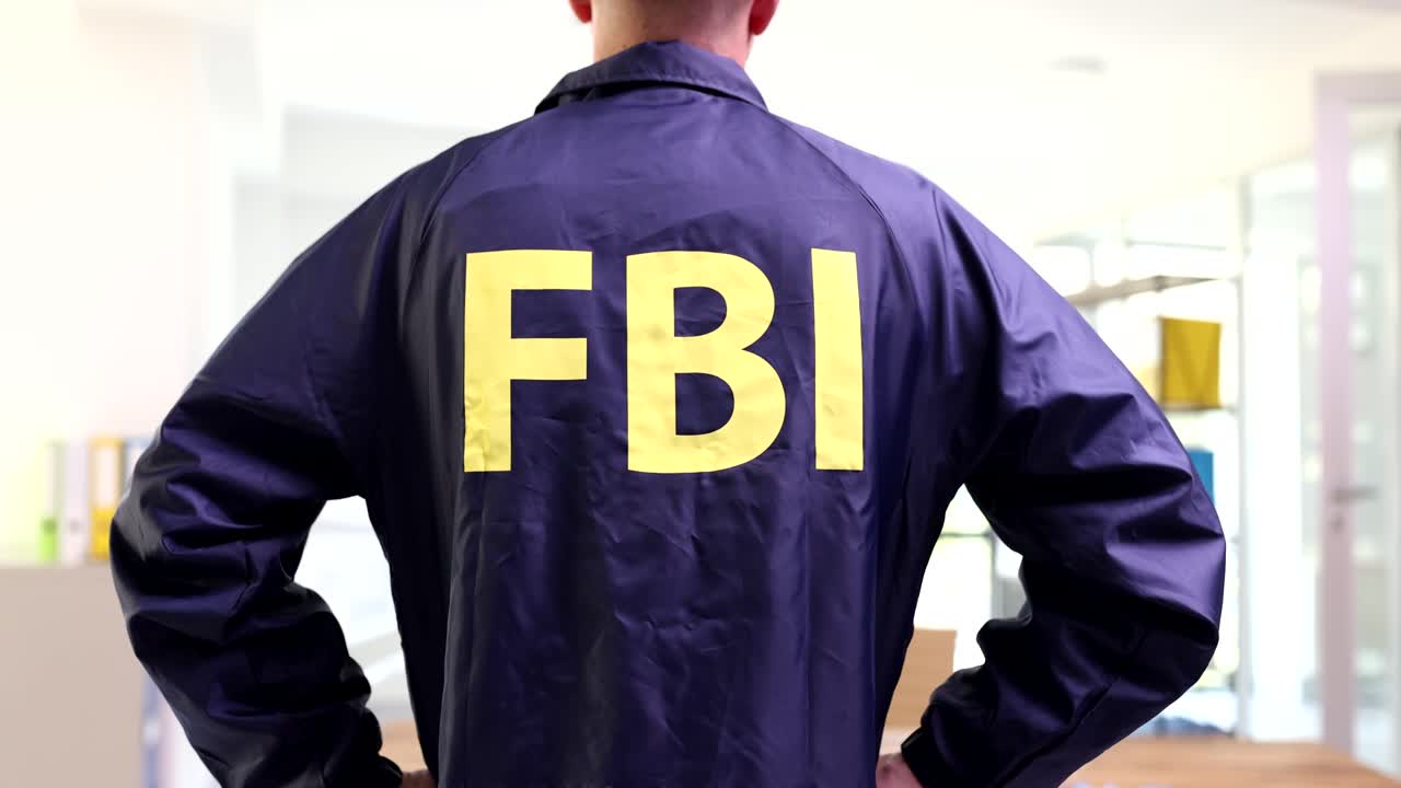 FBI-officer i uniform, set bagfra, 4K-film