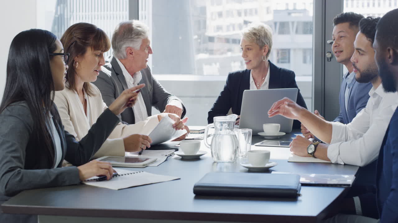 los grandes planes se discuten alrededor de esta mesa