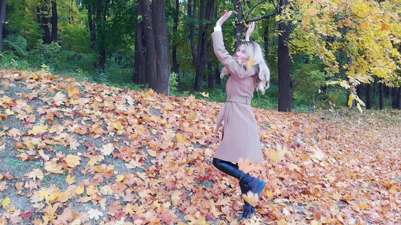 Mujer en el parque de otoño