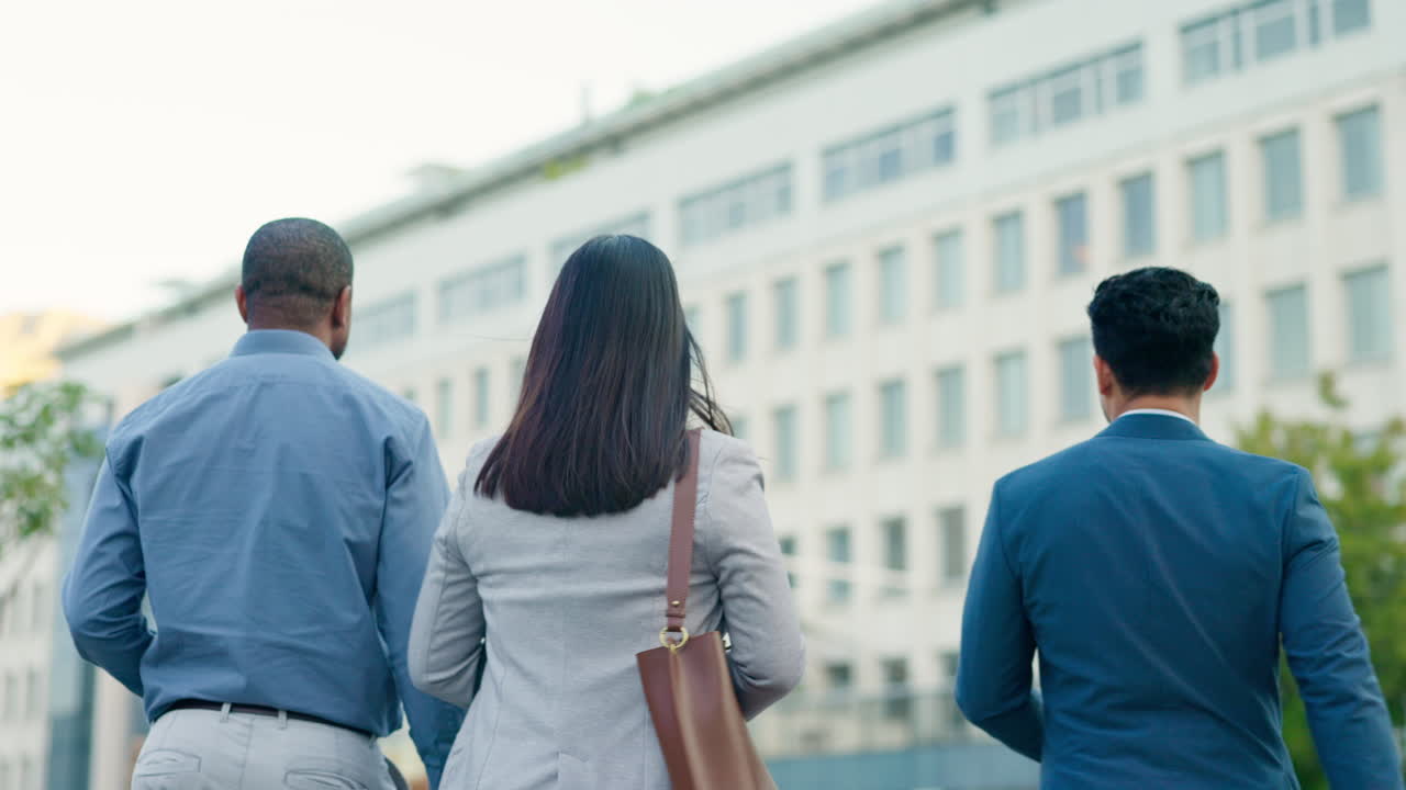 도시의 사업가들이 뒤에서 함께